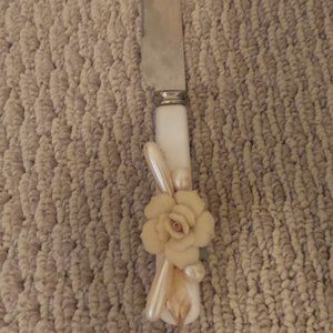 Wedding cake knife with porcelain rose